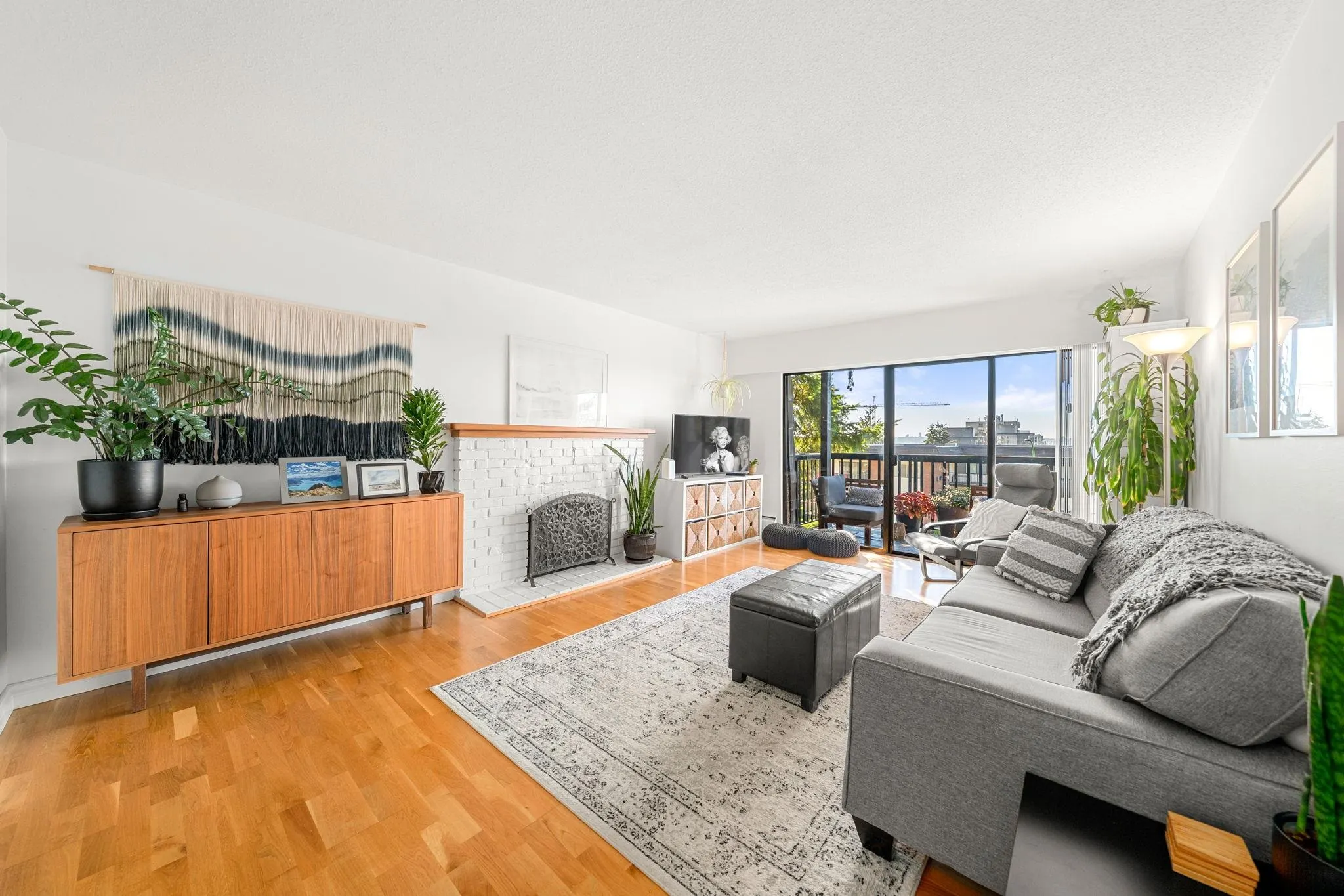 150 E 5th Street #204