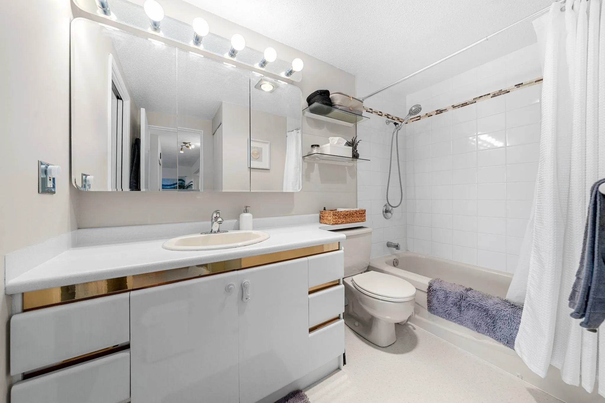 150 E 5th Street #204
