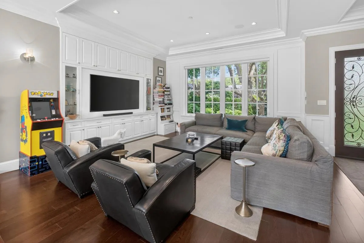 3818 Broadway W