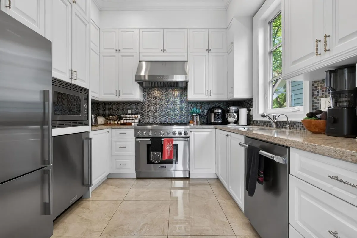3818 Broadway W