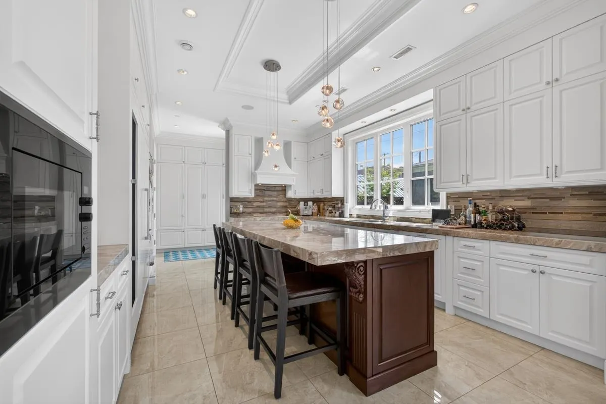 3818 Broadway W