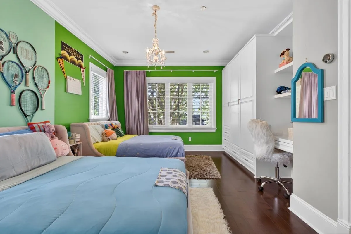 3818 Broadway W