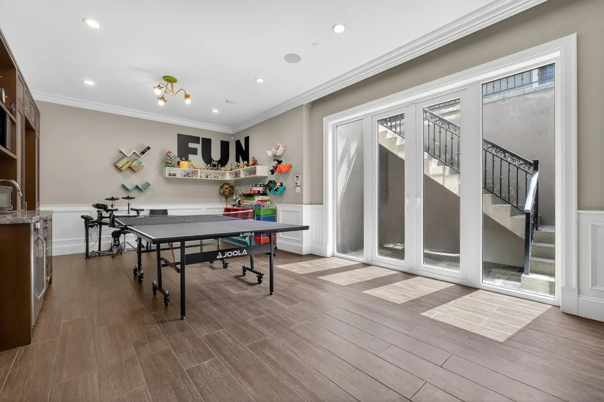 3818 Broadway W