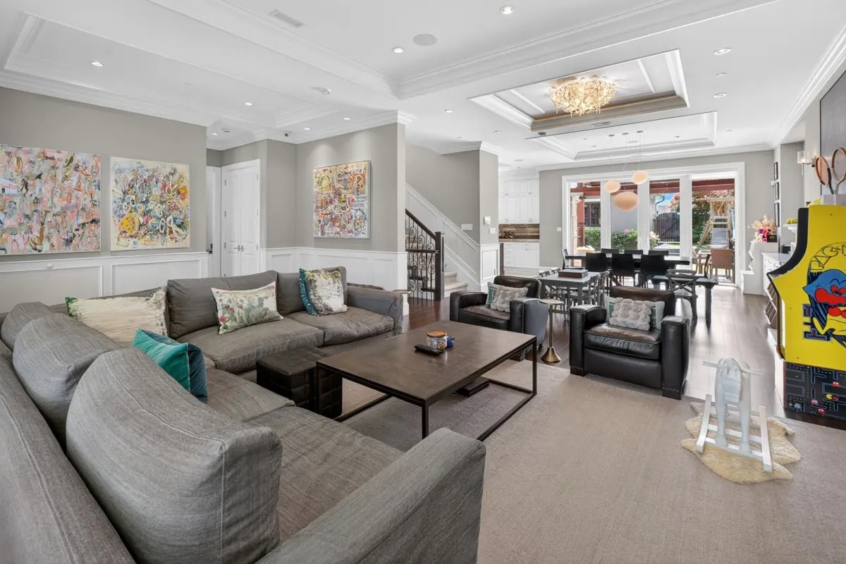 3818 Broadway W