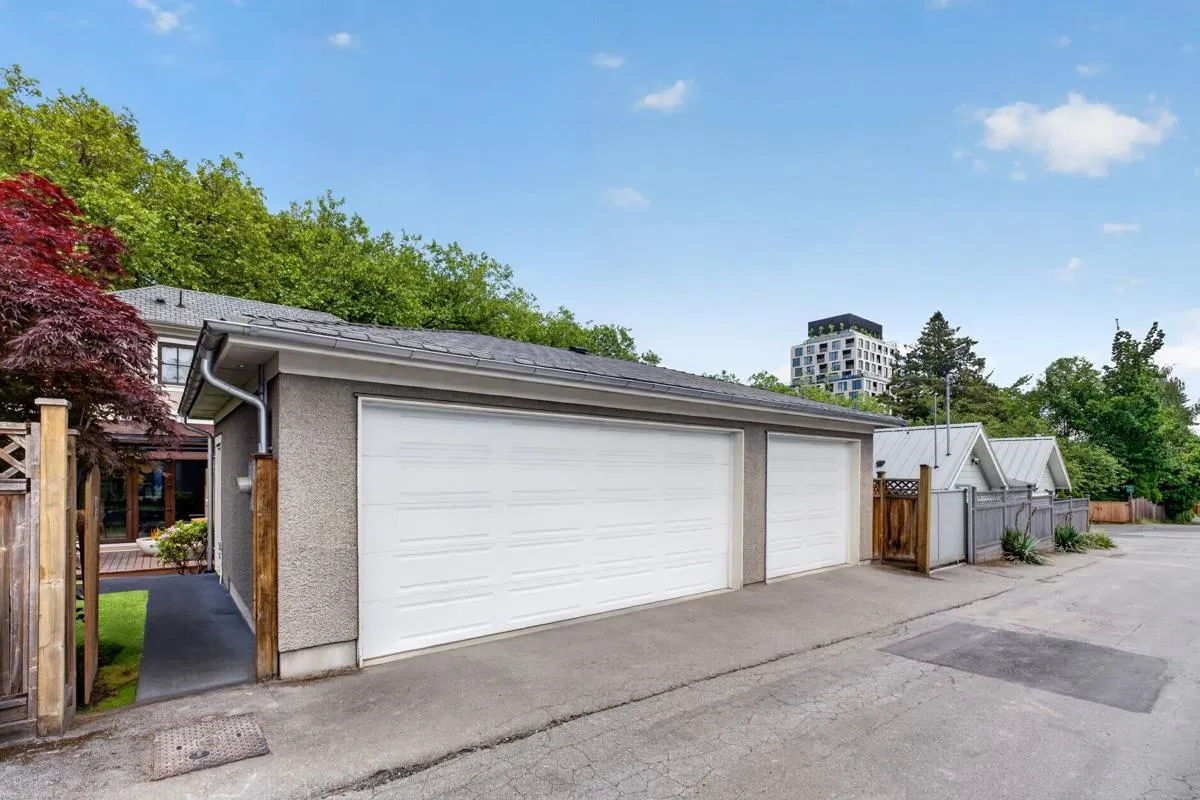 3818 Broadway W