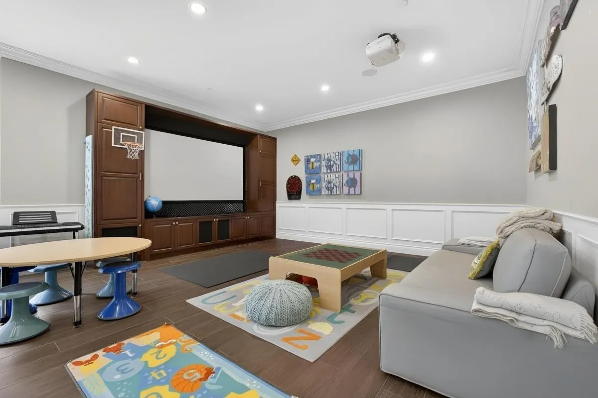 3818 Broadway W