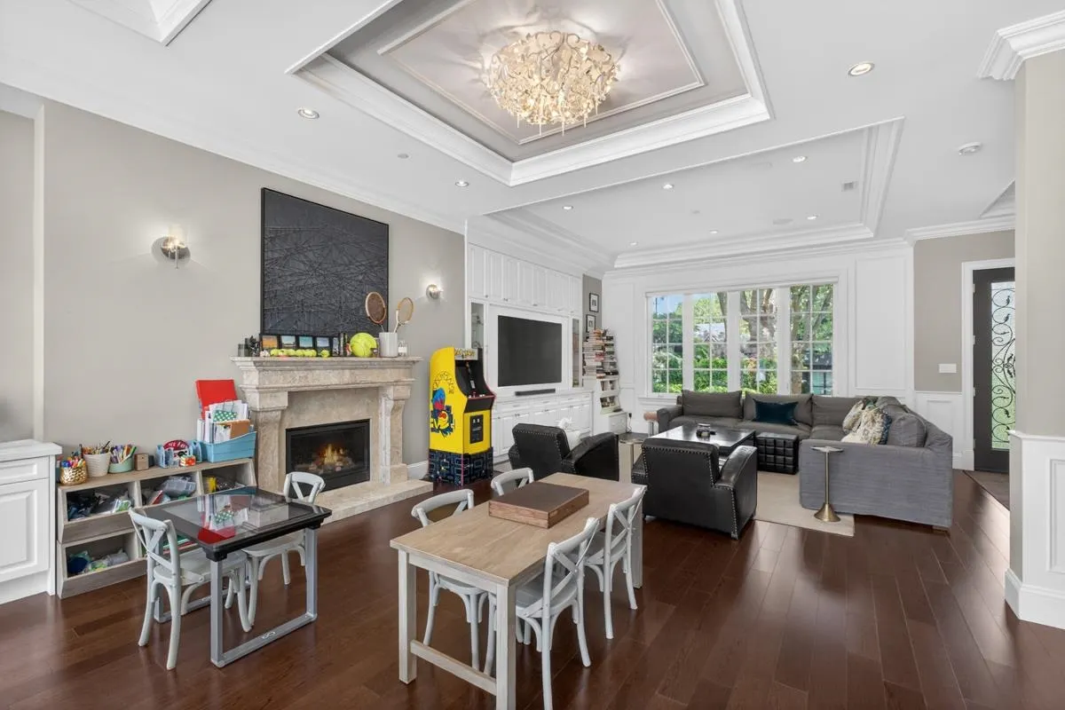 3818 Broadway W