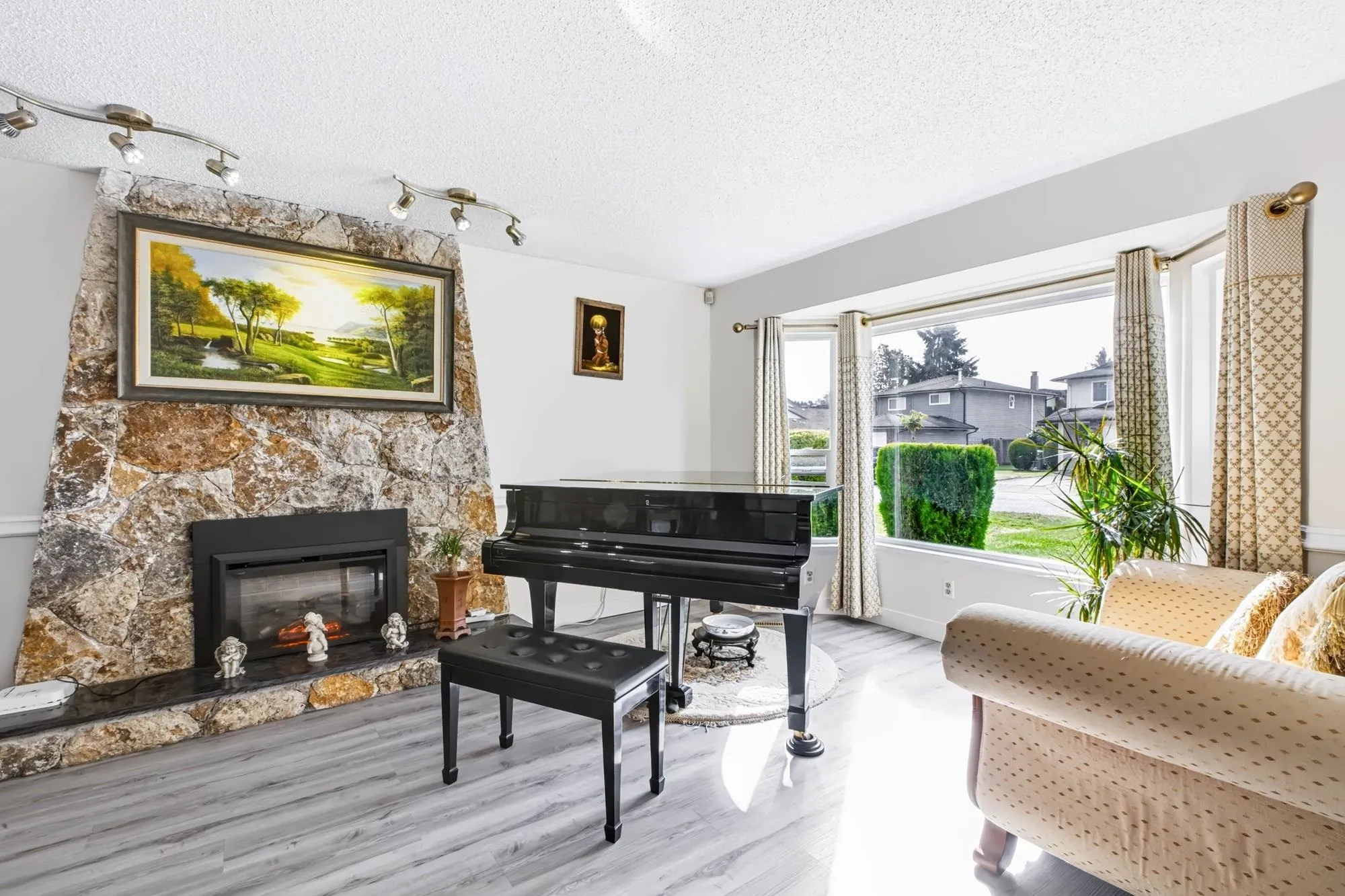 10680 Hollymount Drive