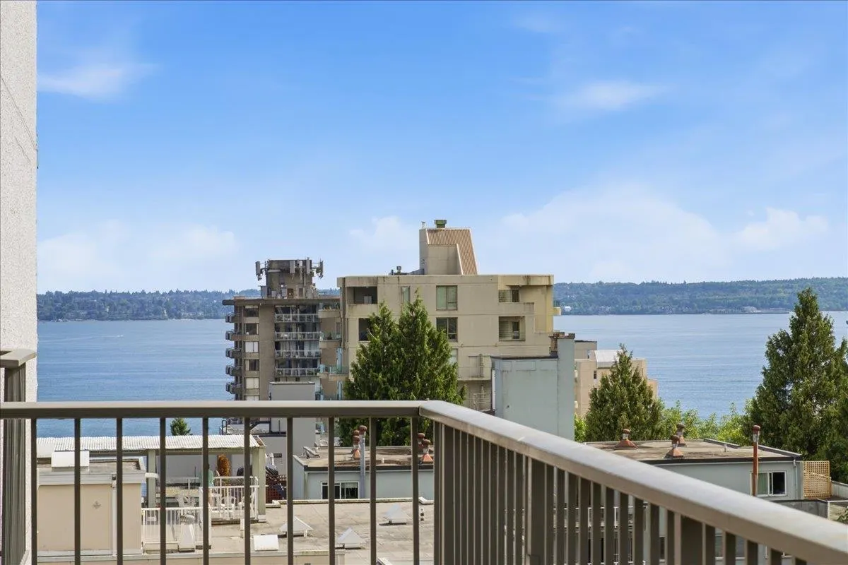 1745 Esquimalt Avenue #802