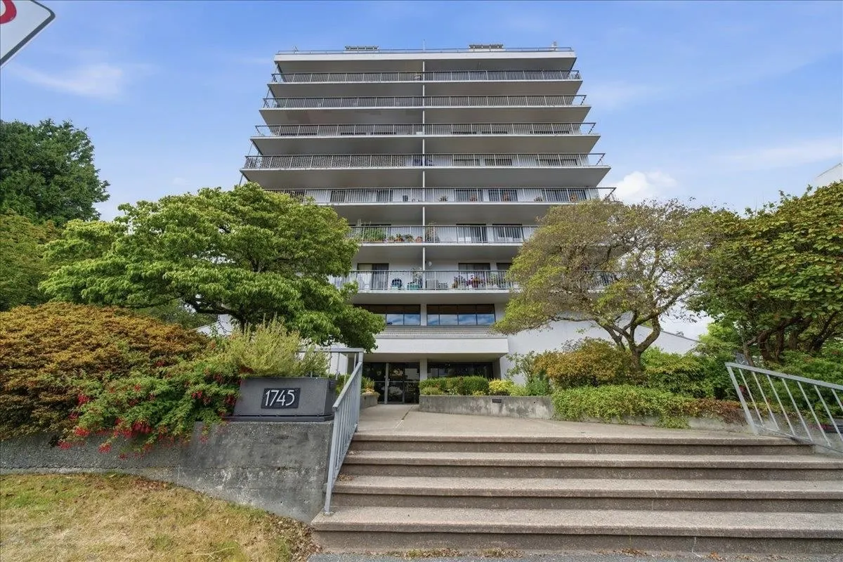 1745 Esquimalt Avenue #802