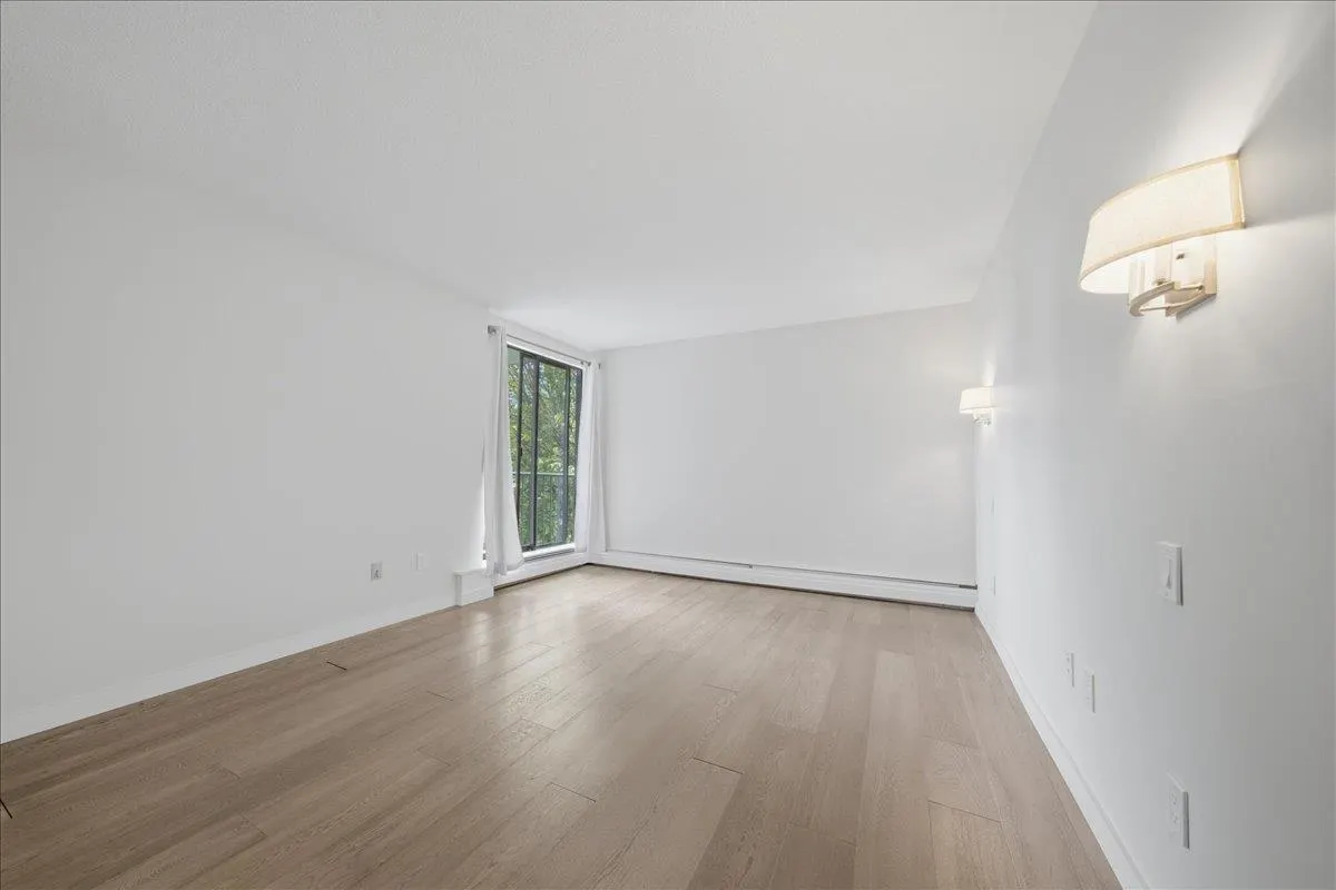 1745 Esquimalt Avenue #802