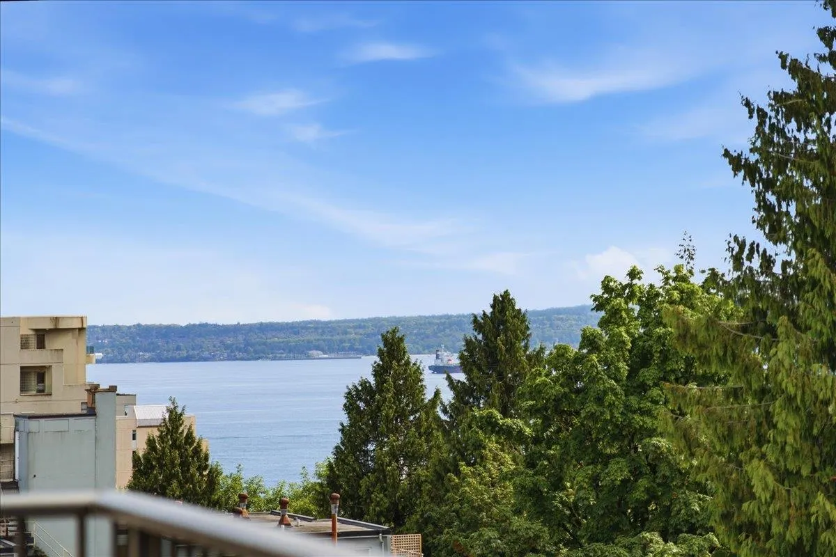 1745 Esquimalt Avenue #802