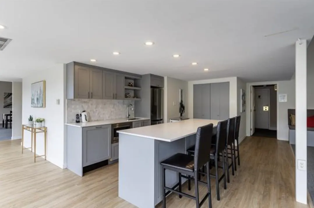 1745 Esquimalt Avenue #802