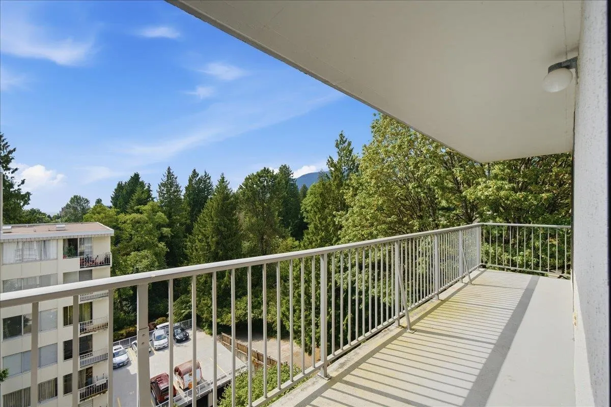 1745 Esquimalt Avenue #802