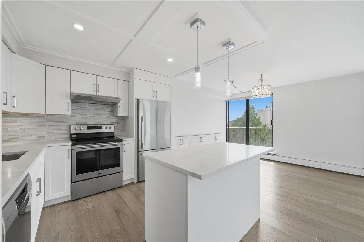 1745 Esquimalt Avenue #802