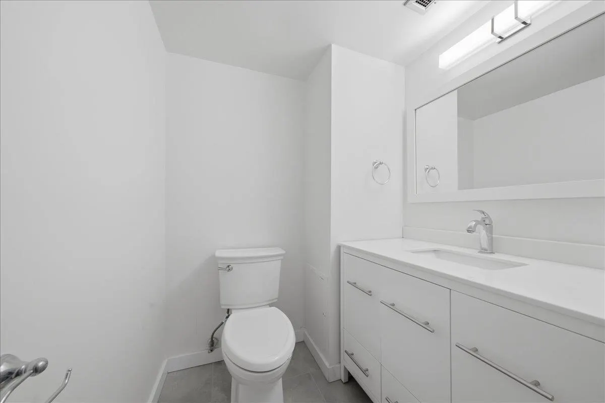 1745 Esquimalt Avenue #802