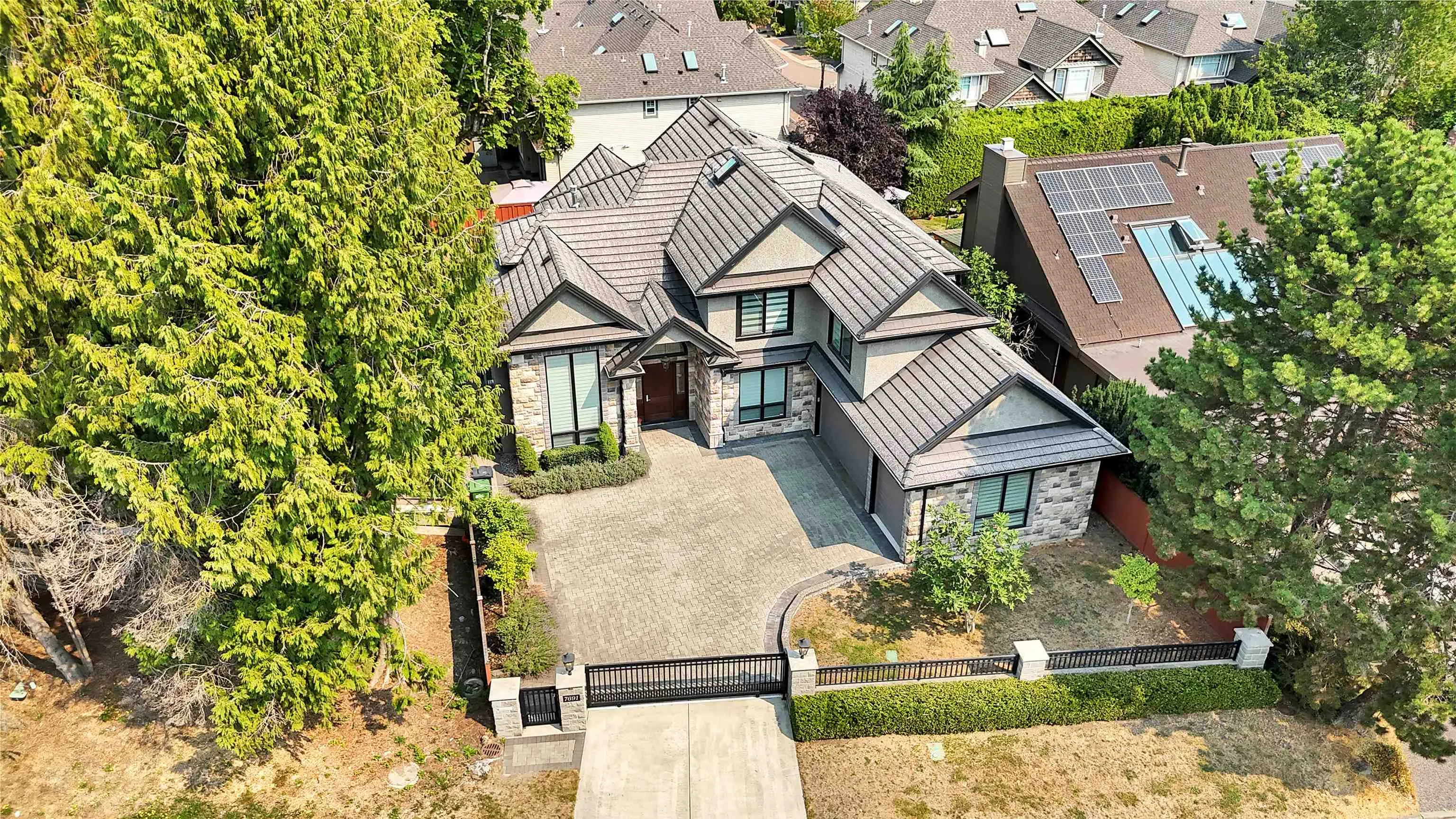 7691 Sunnymede Crescent