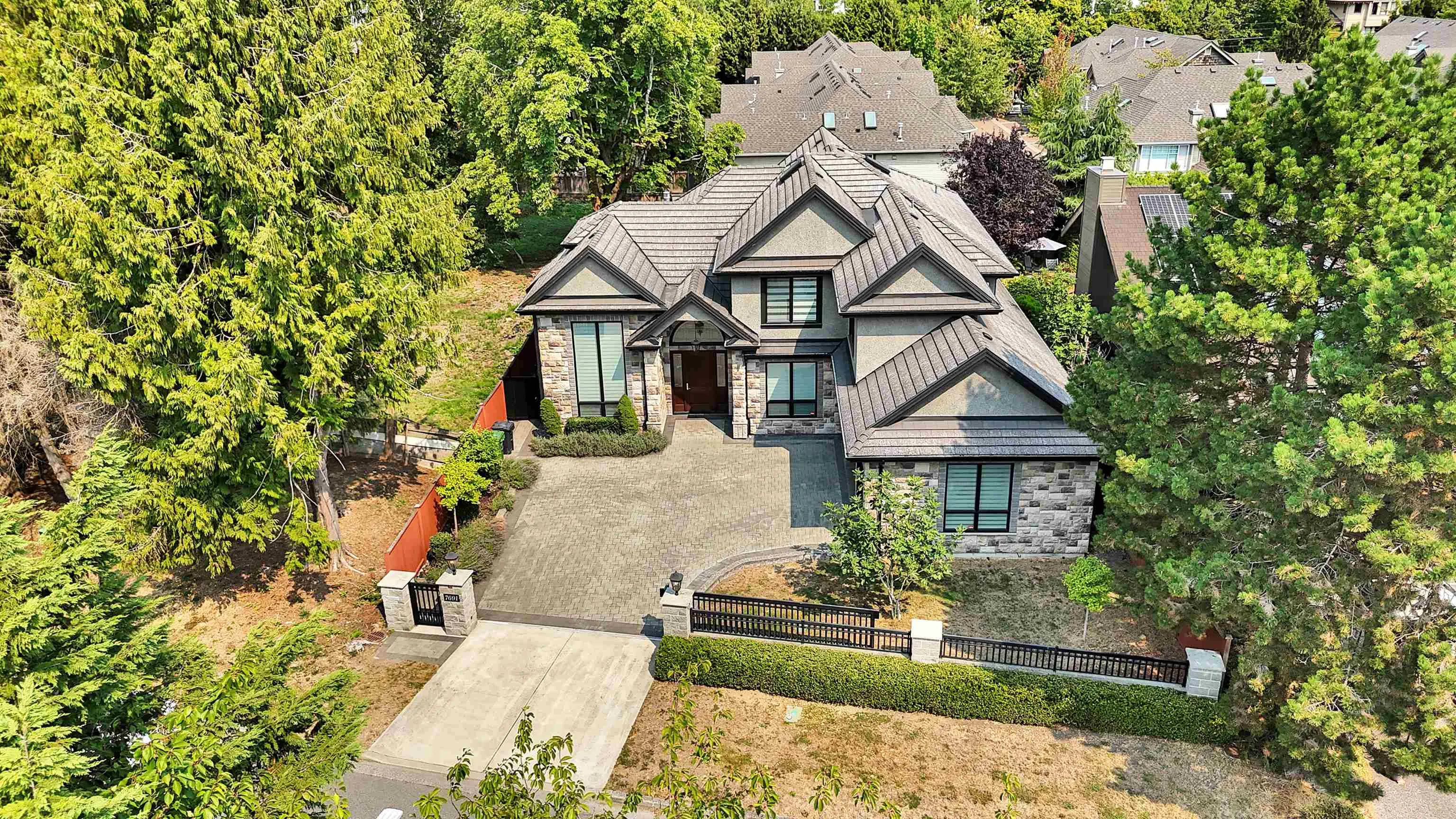 7691 Sunnymede Crescent