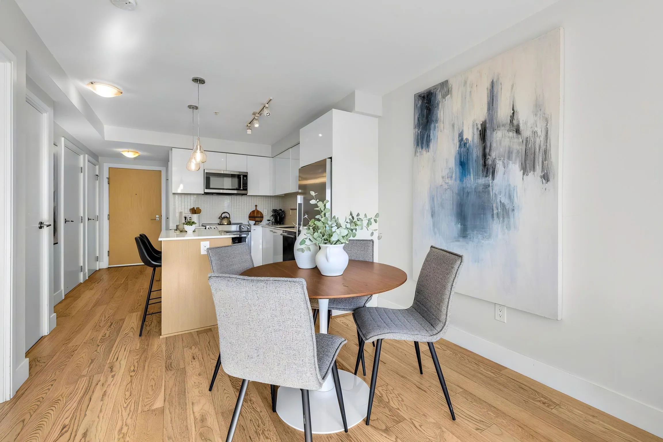 233 Kingsway #403