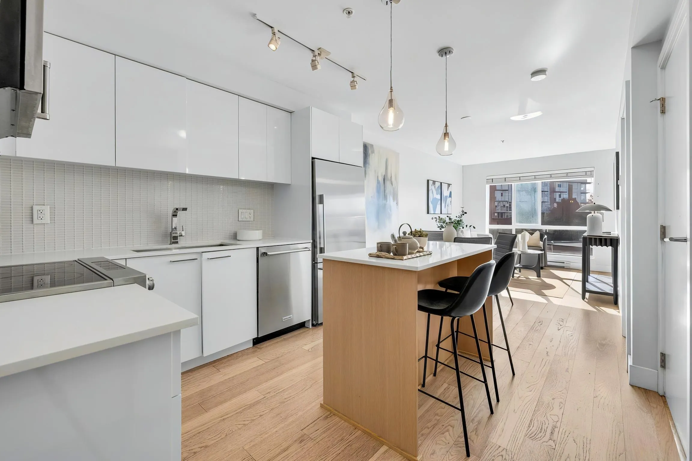 233 Kingsway #403