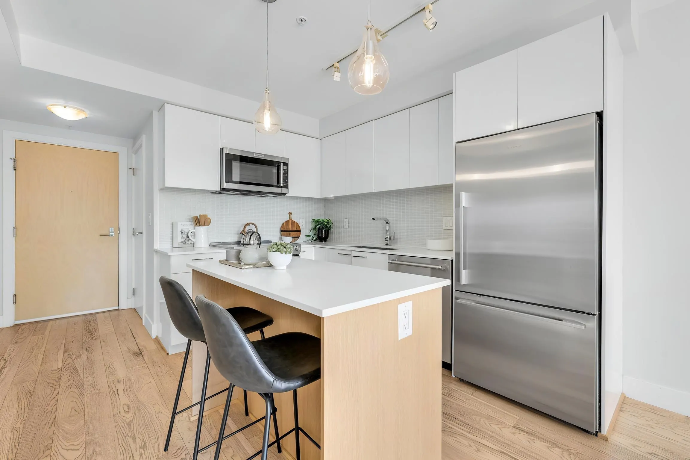233 Kingsway #403