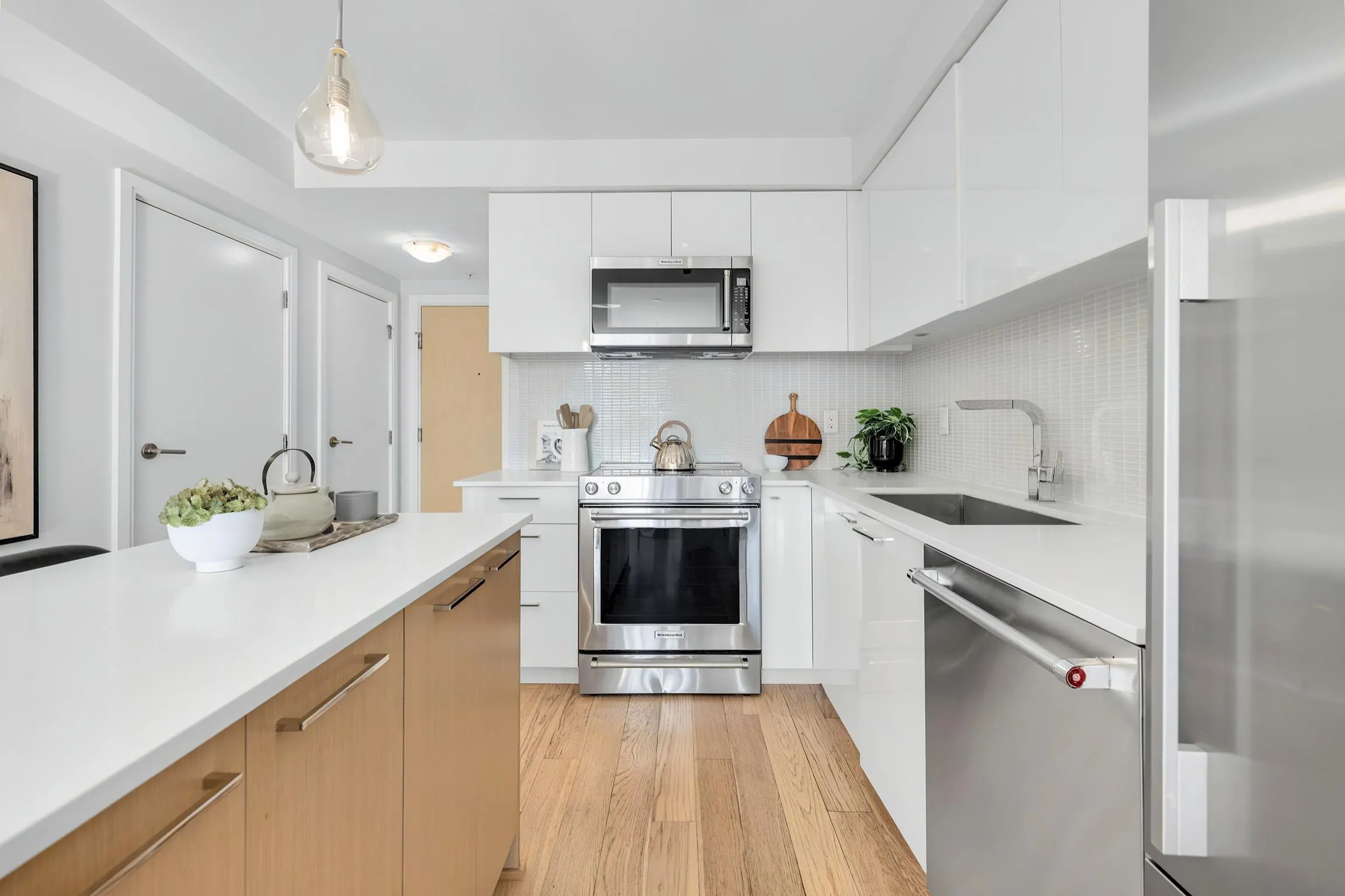 233 Kingsway #403