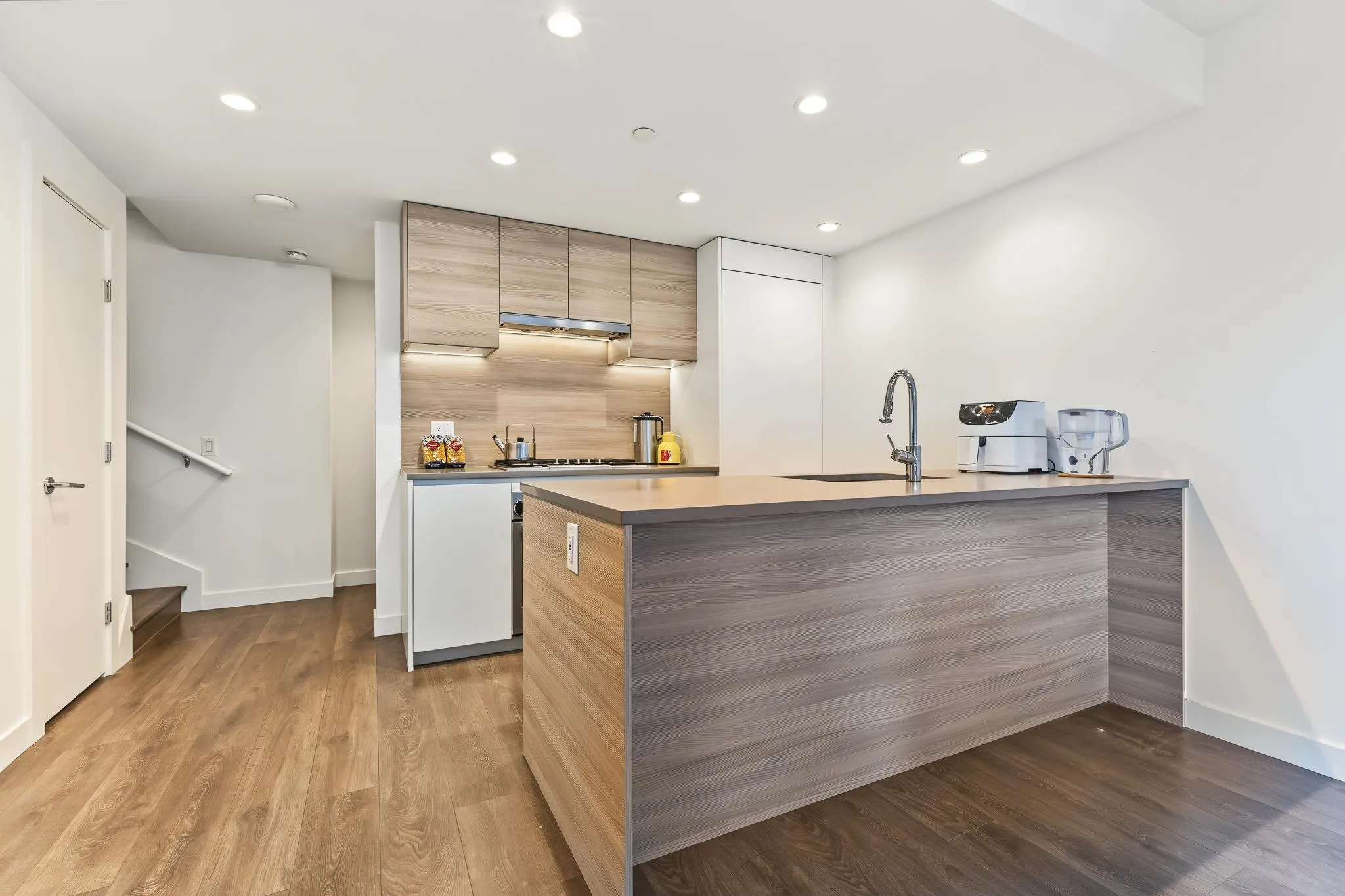 652 Whiting Way #101