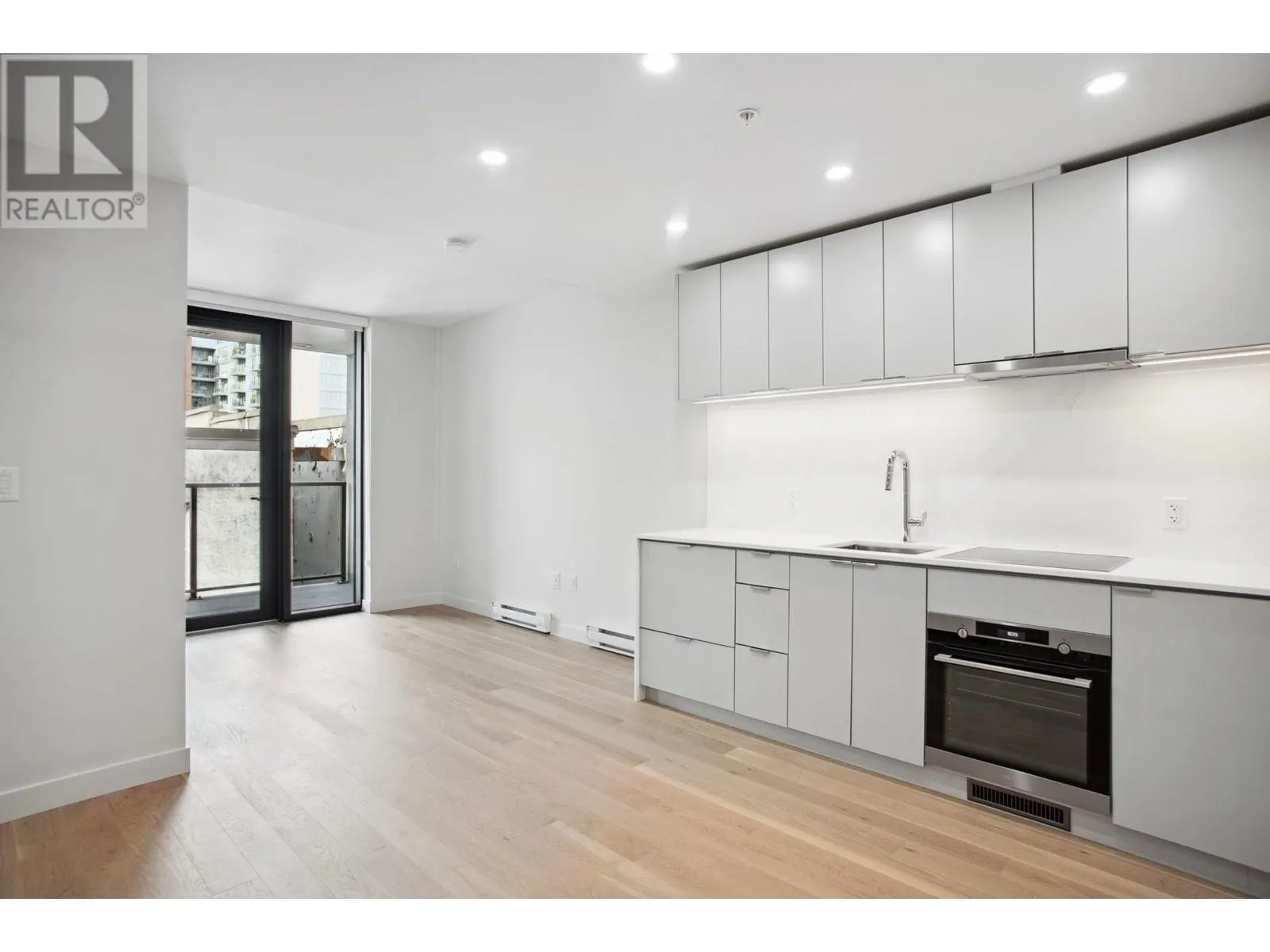 239 Keefer Street #502
