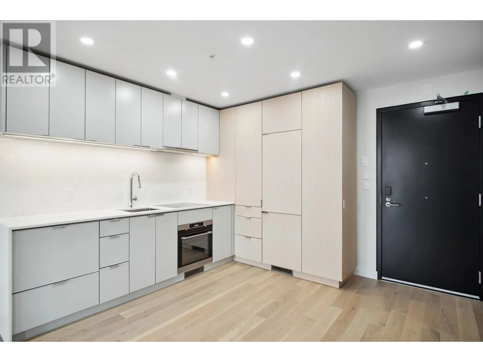 239 Keefer Street #502