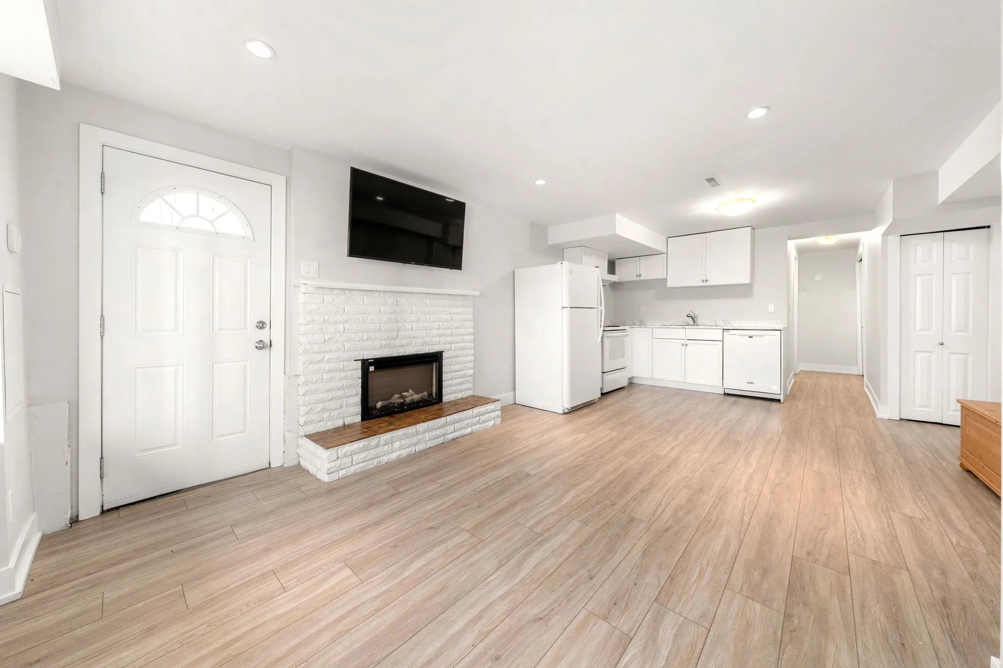 1147 Deep Cove Road