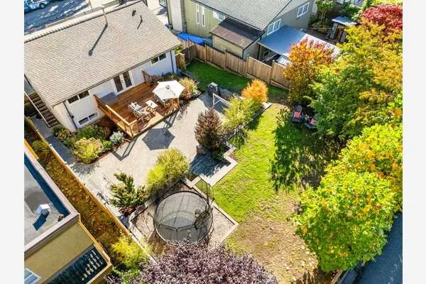 1147 Deep Cove Road