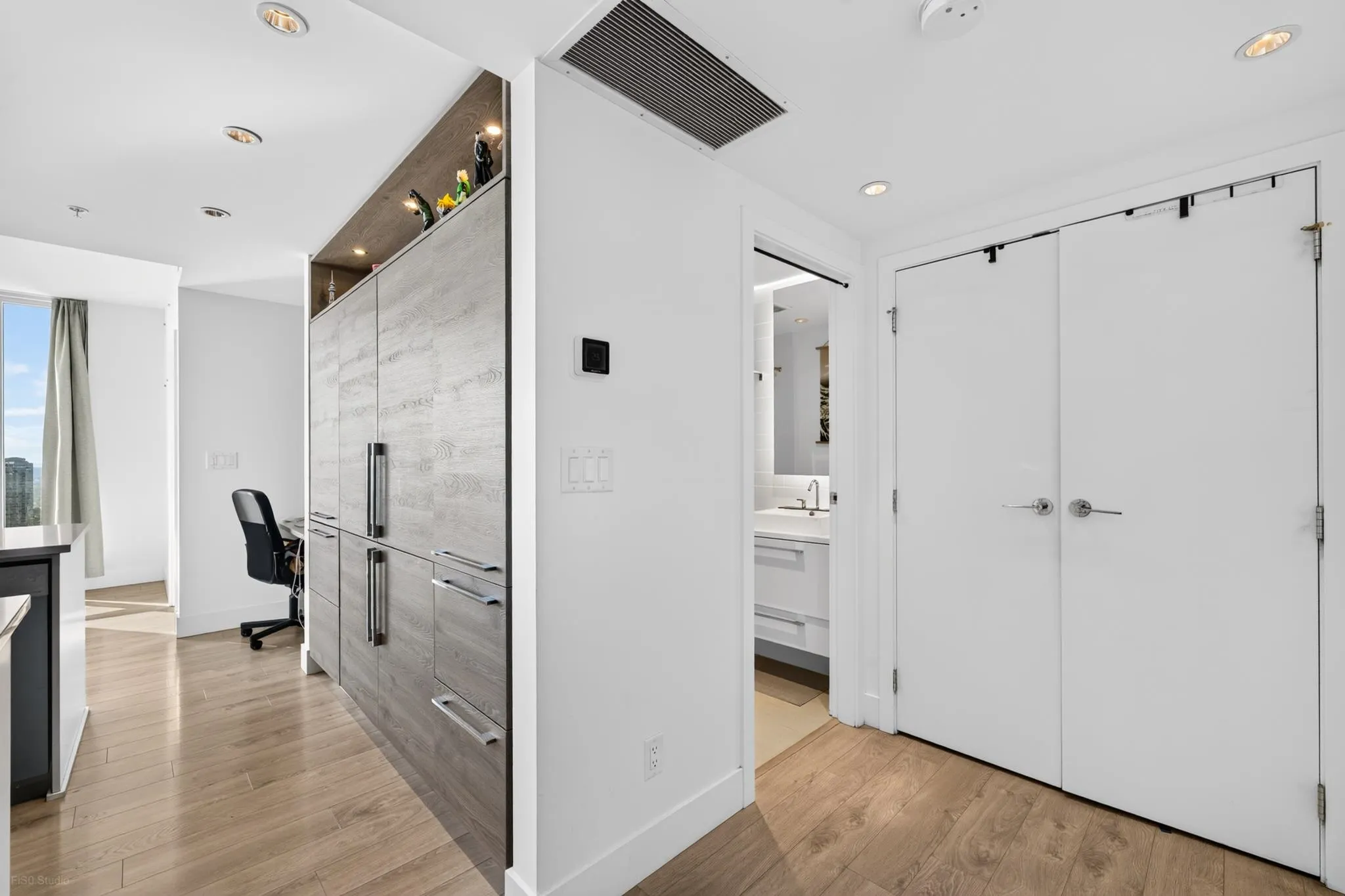 7388 Kingsway #2807