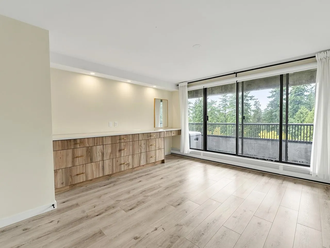 6595 Willingdon Avenue #901