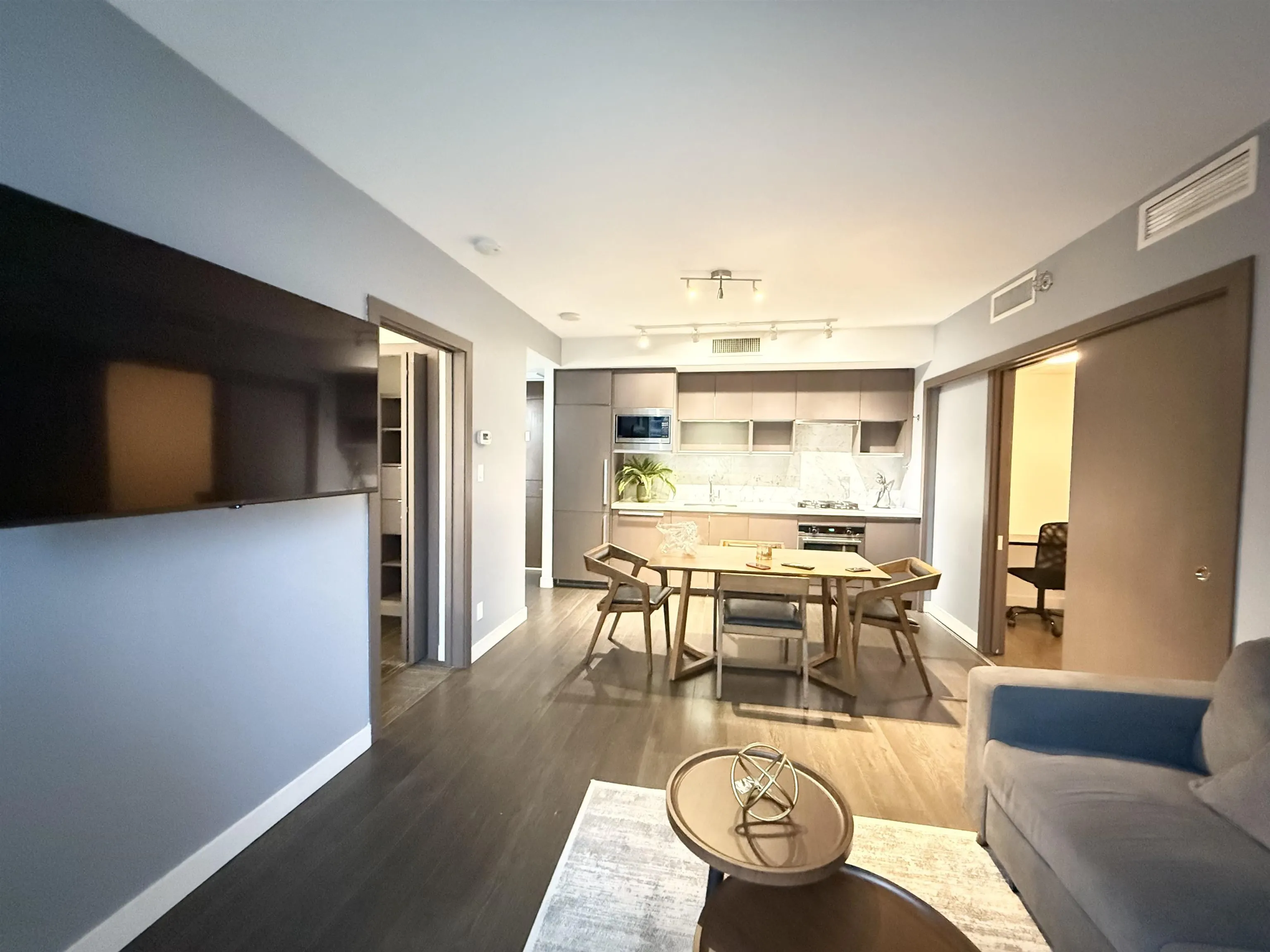 68 Smithe Street #517