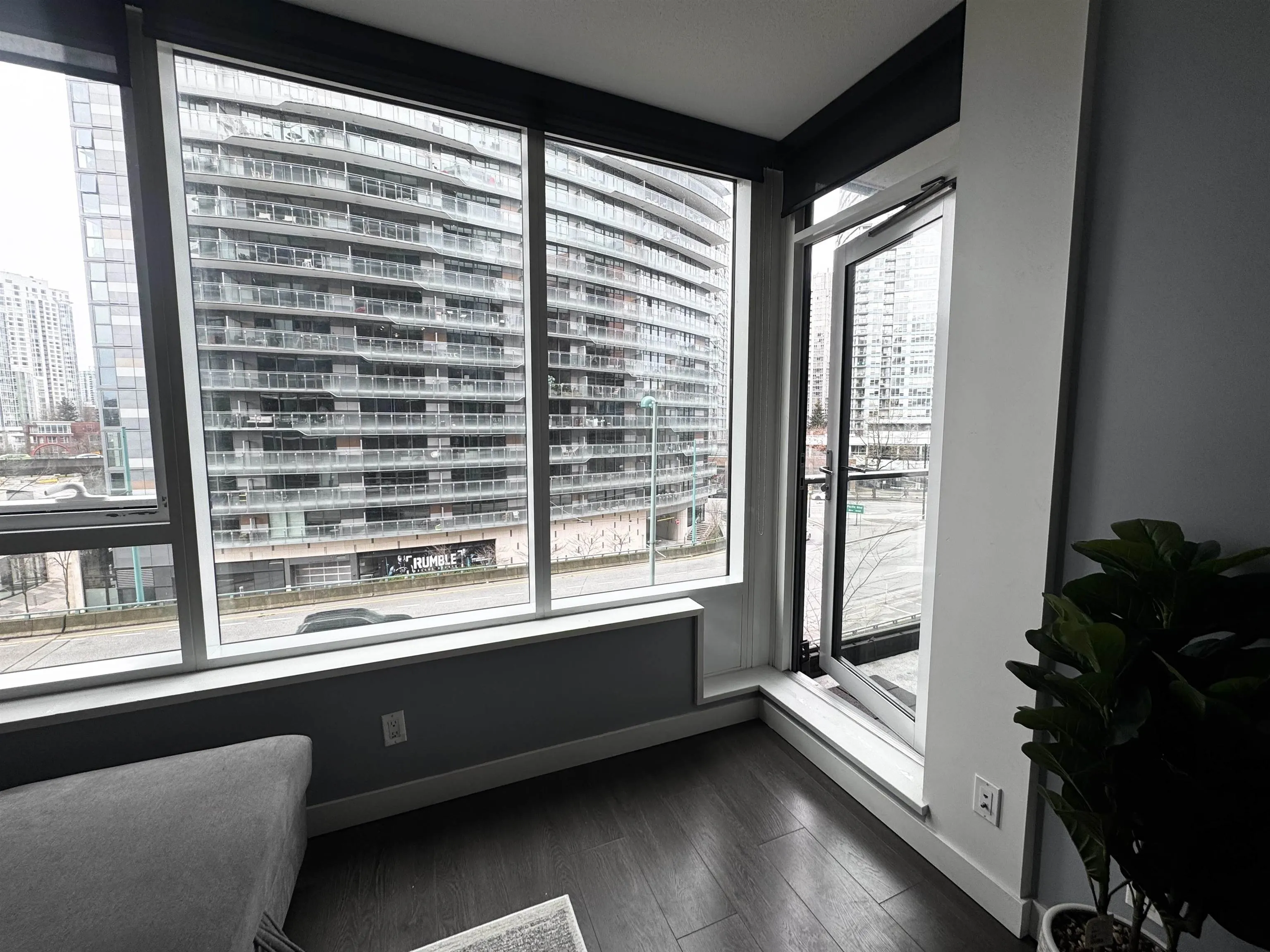 68 Smithe Street #517
