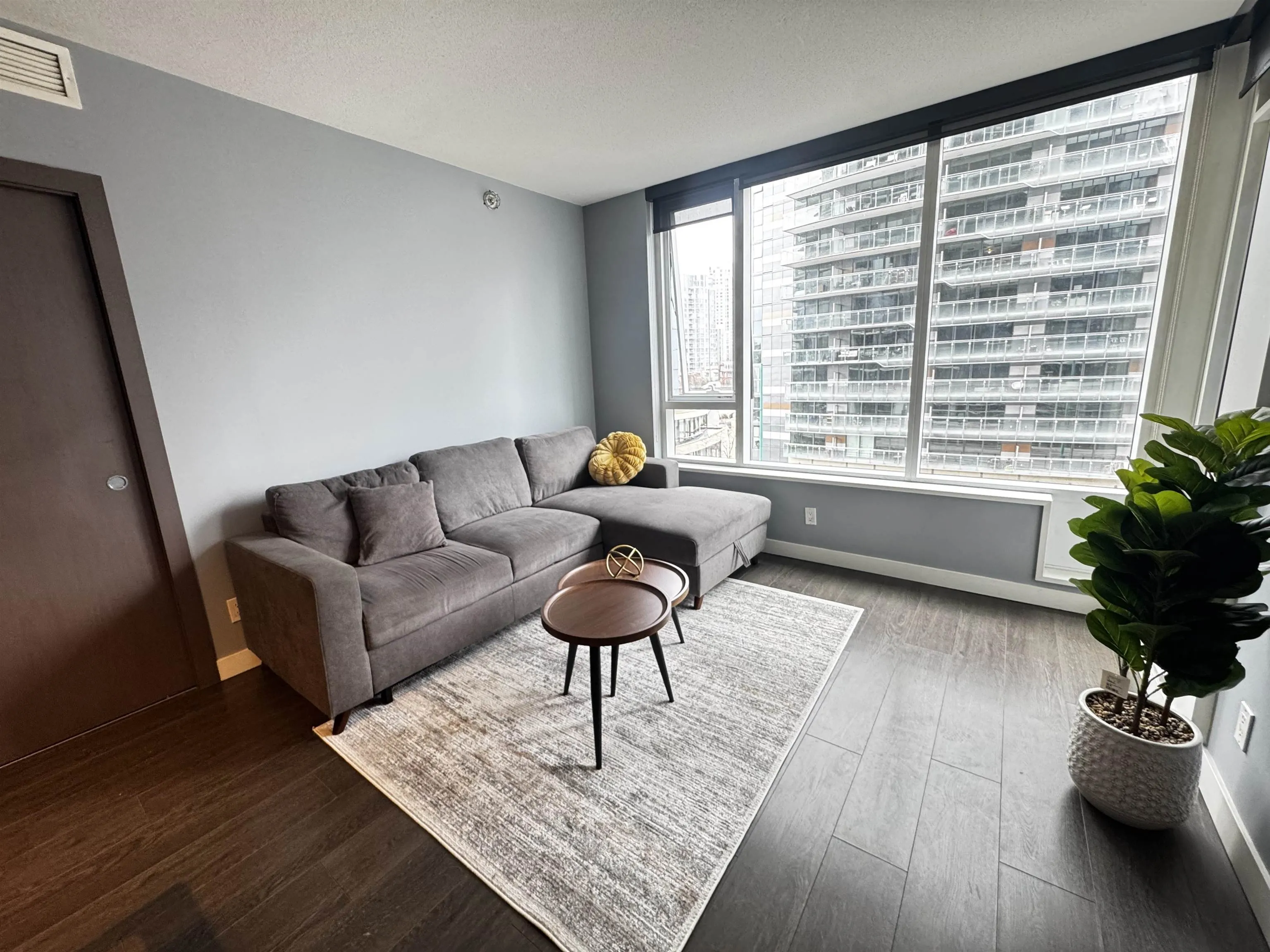 68 Smithe Street #517