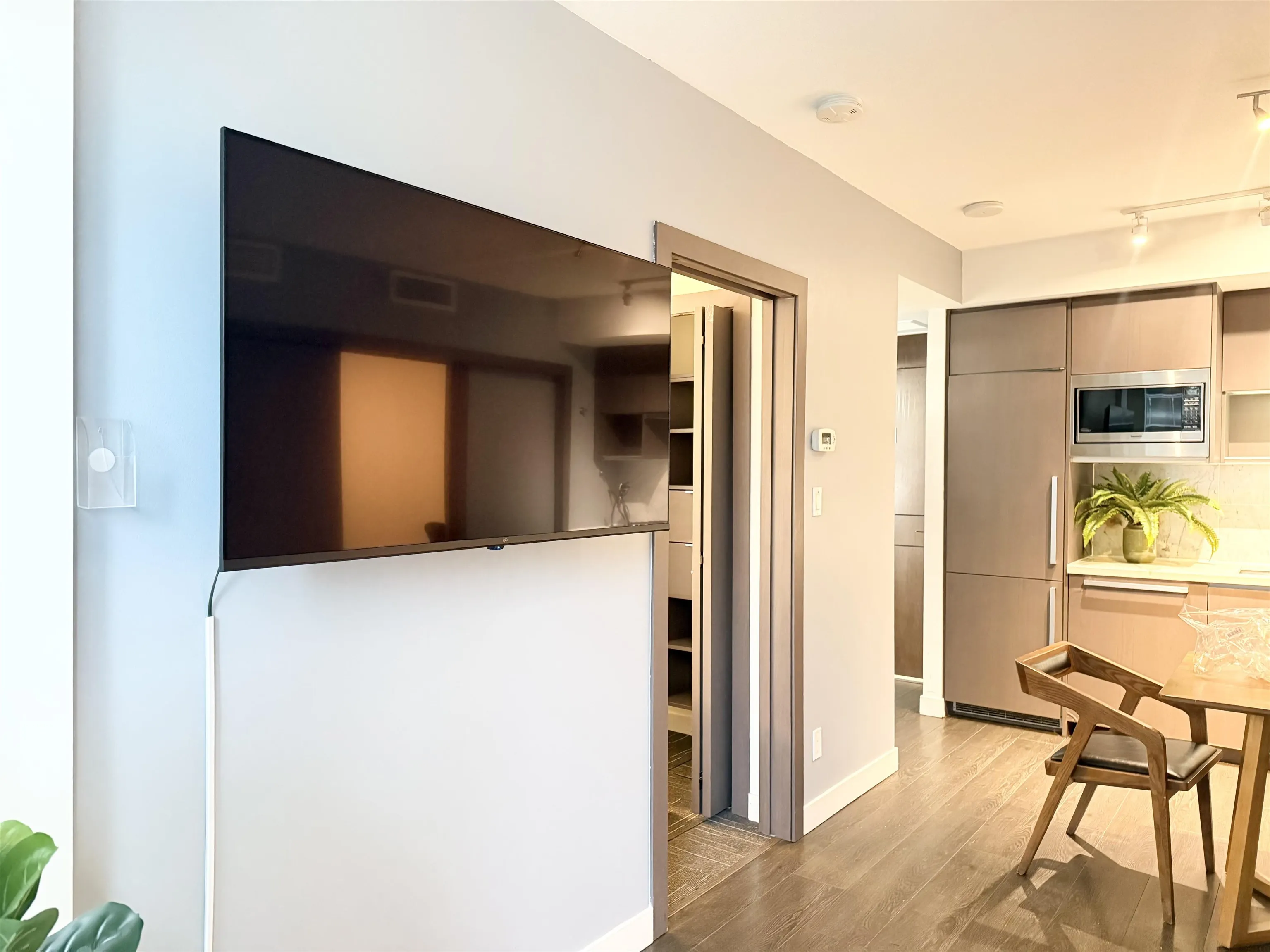 68 Smithe Street #517