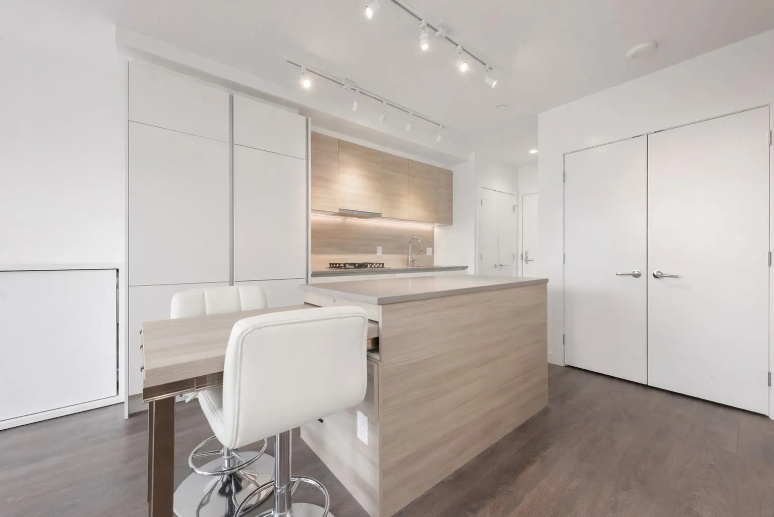 657 Whiting Way #3601