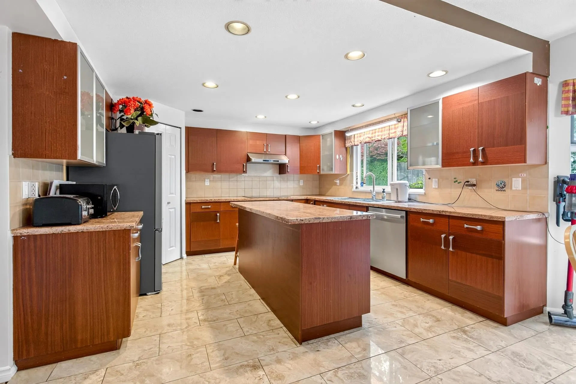 1599 Plateau Crescent