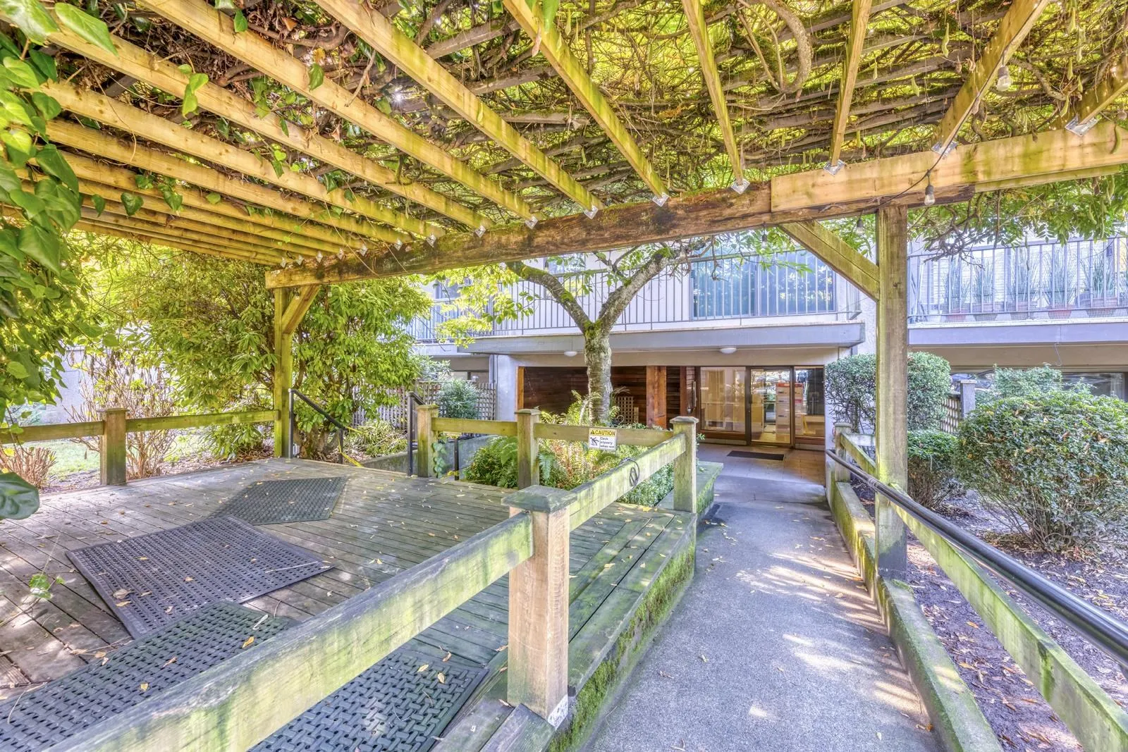 251 W 4th Street #101