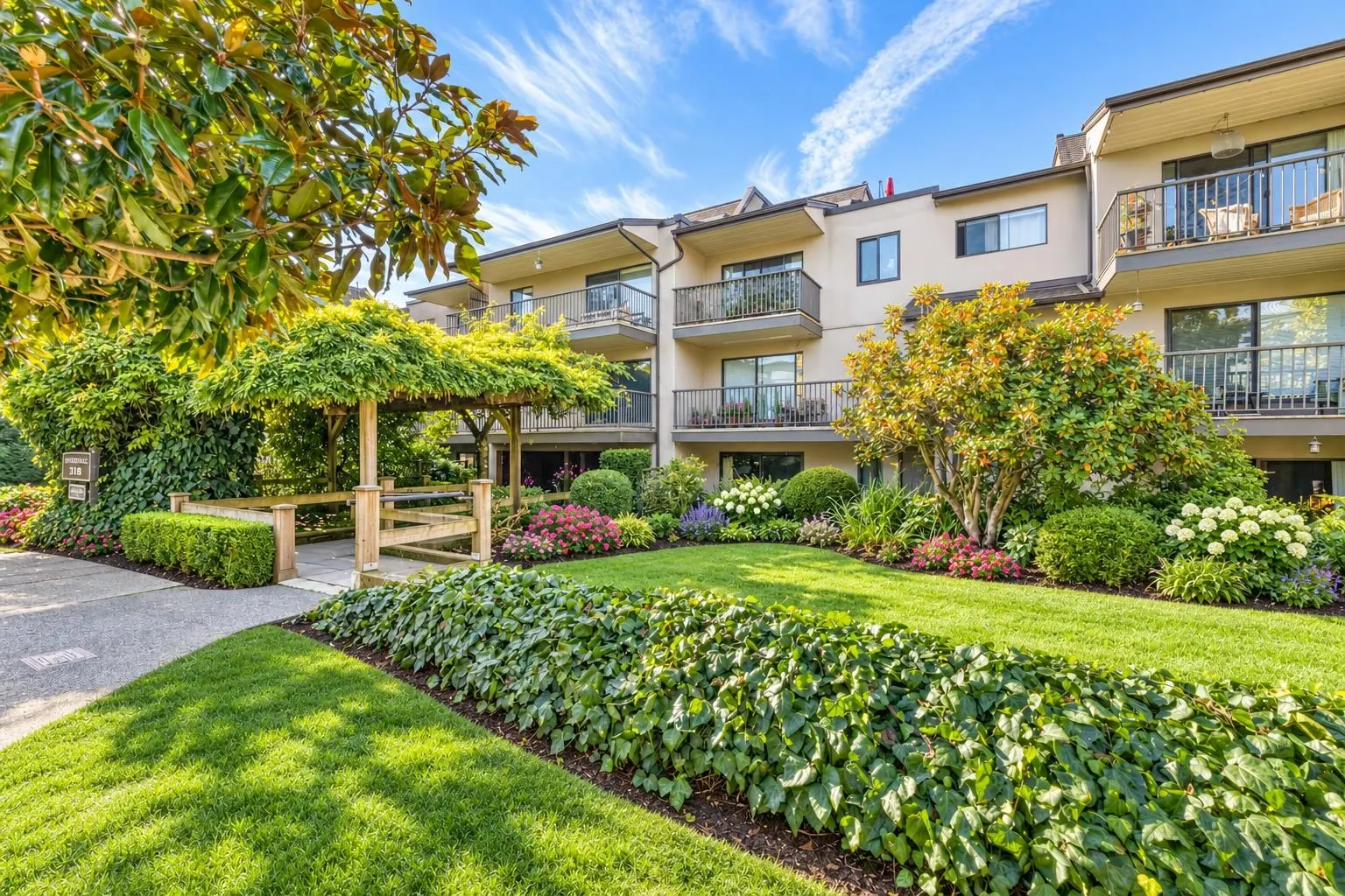 251 W 4th Street #101