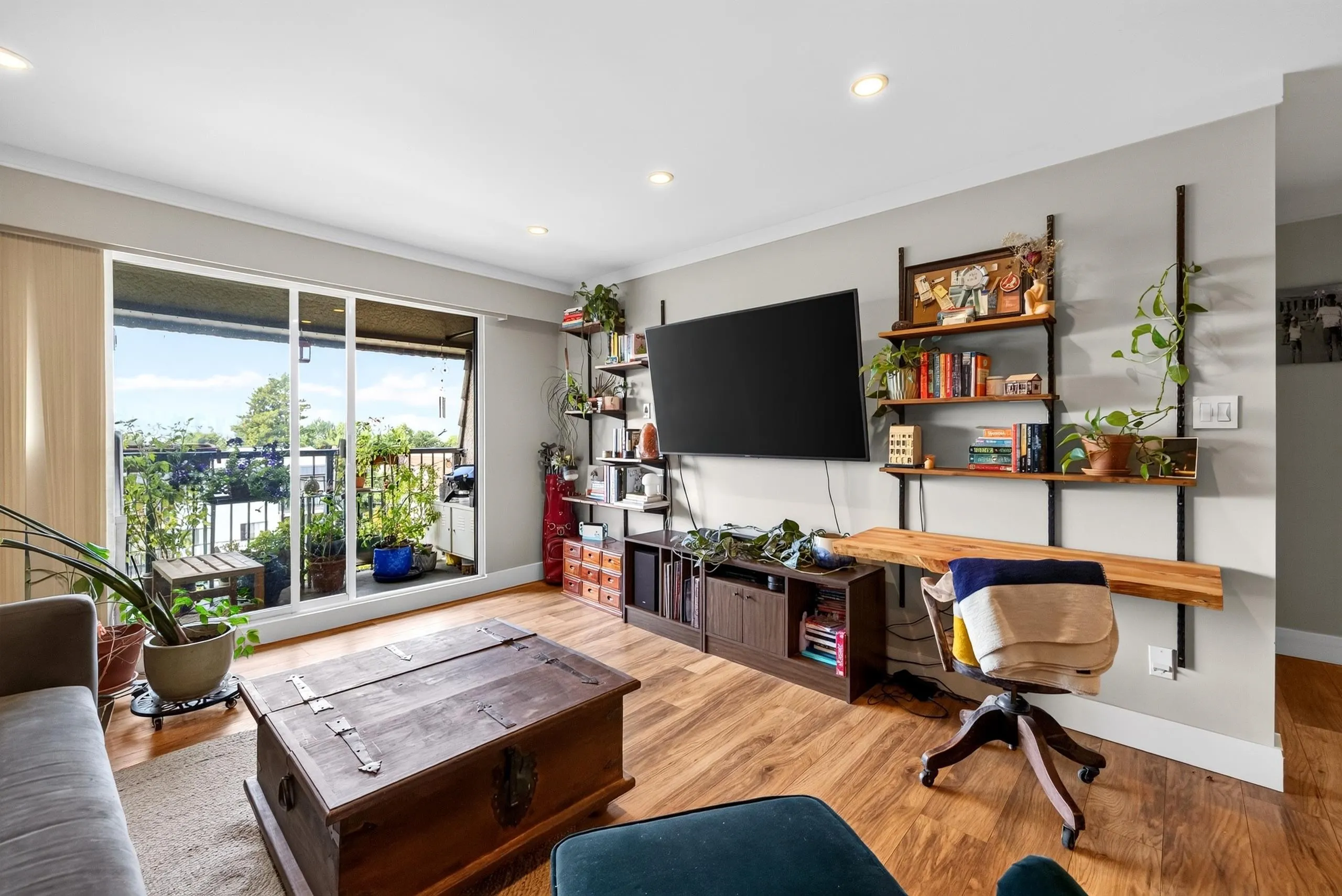 252 W 2nd Street #307
