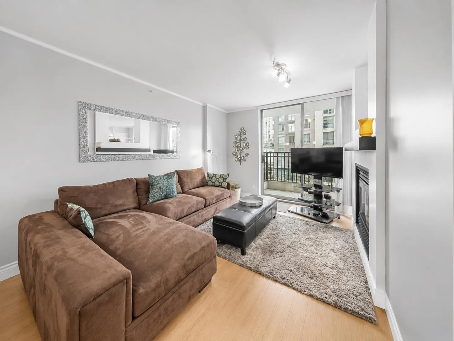 989 Richards Street #605