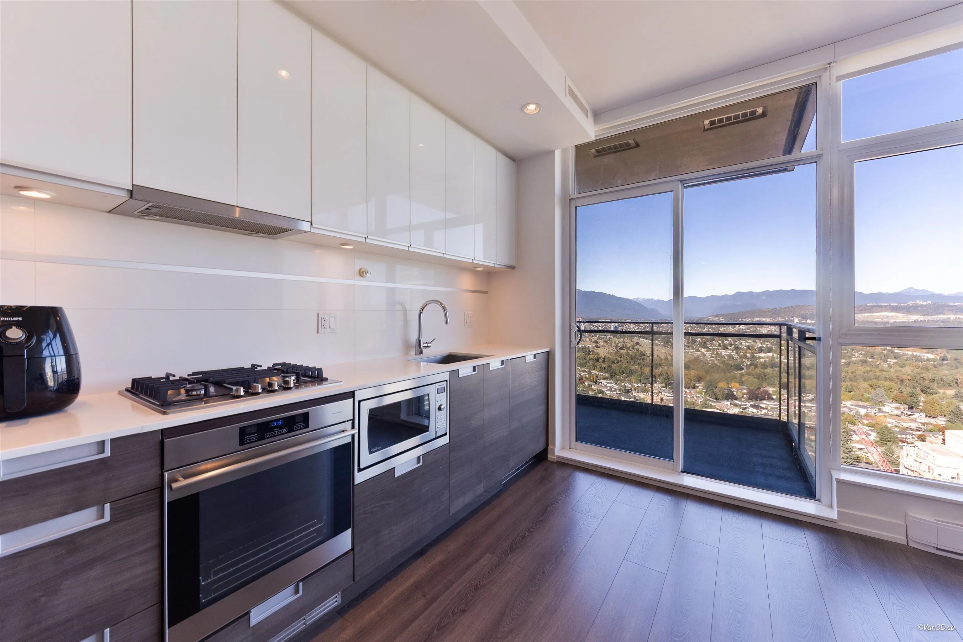 4688 Kingsway #3606
