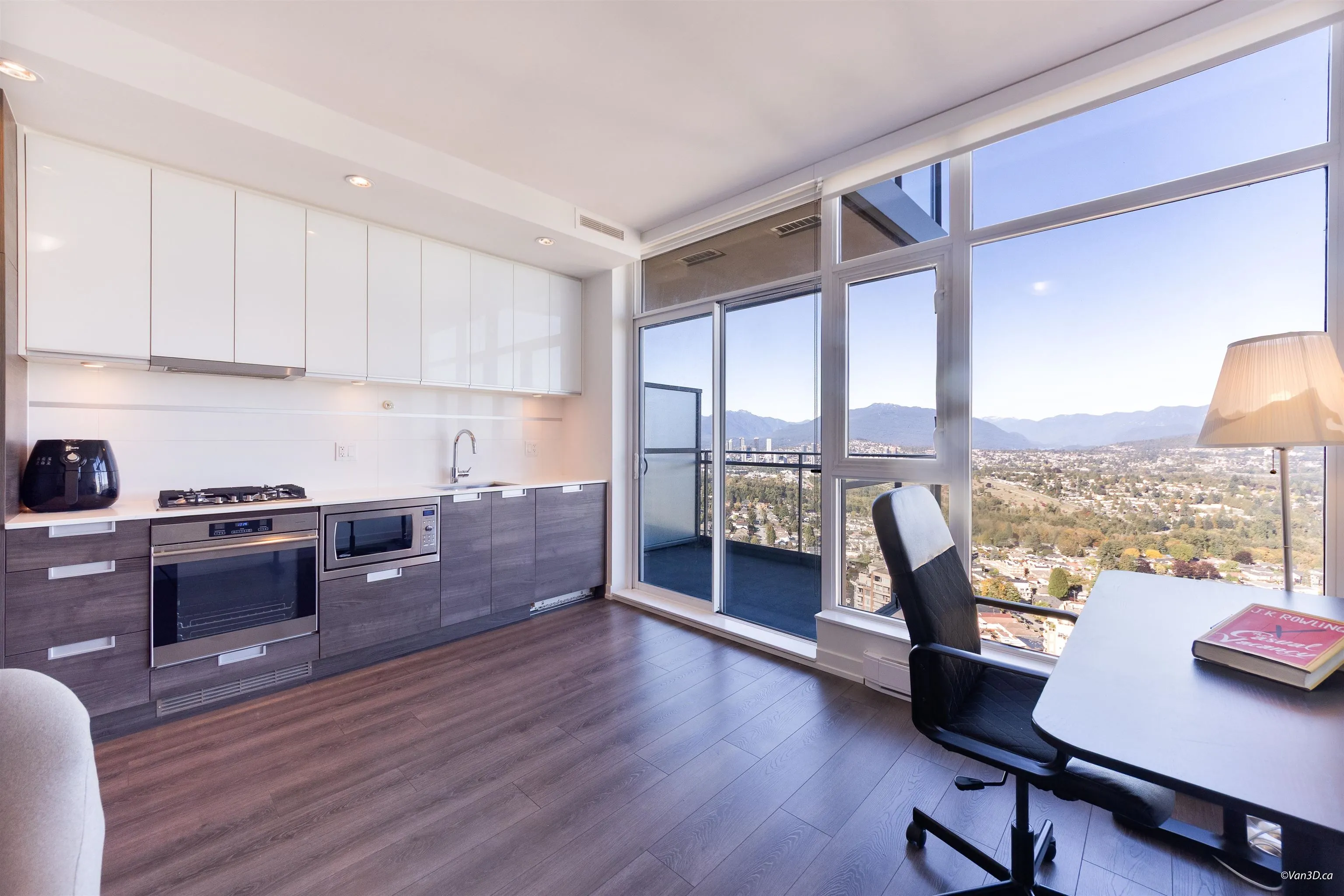 4688 Kingsway #3606