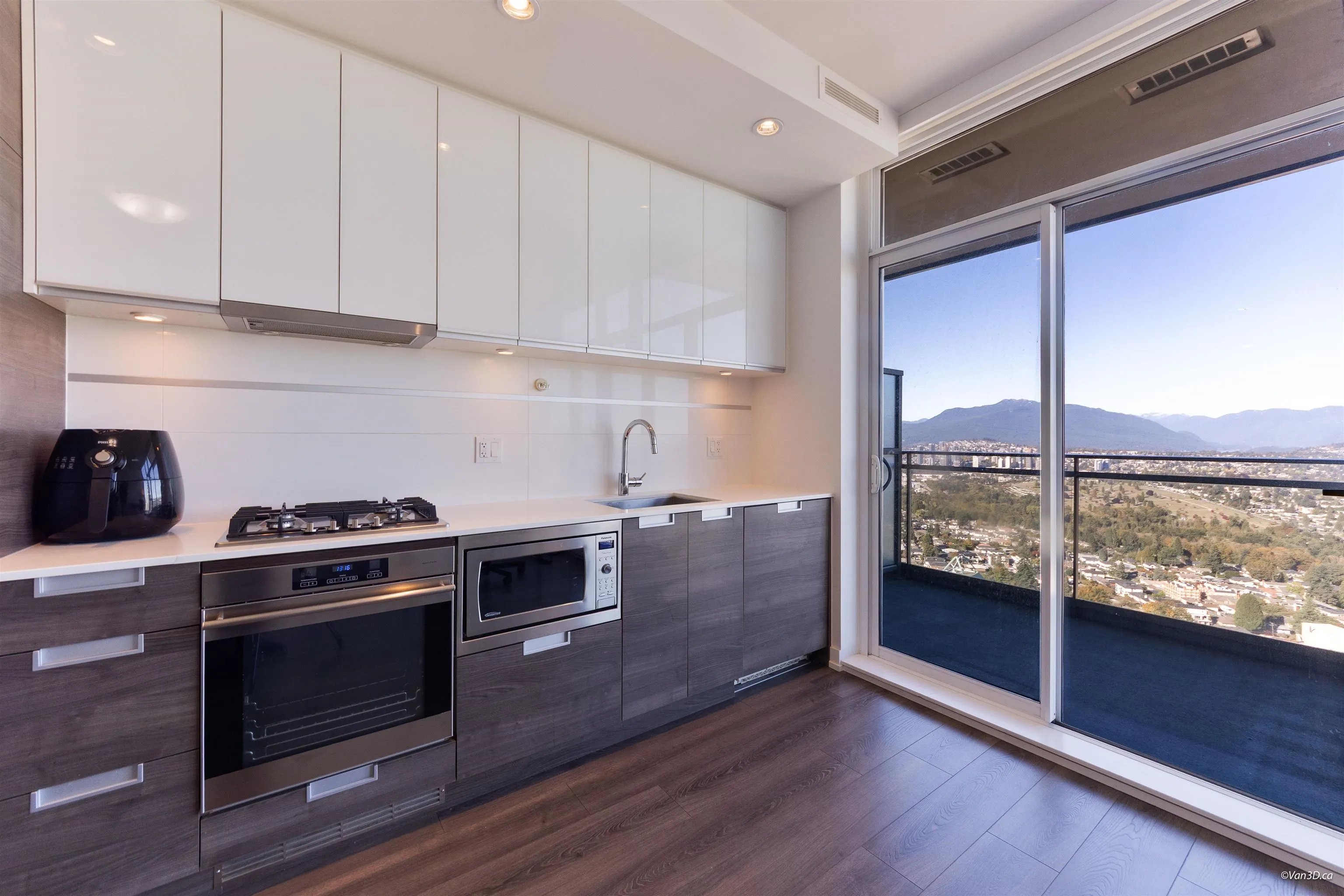 4688 Kingsway #3606