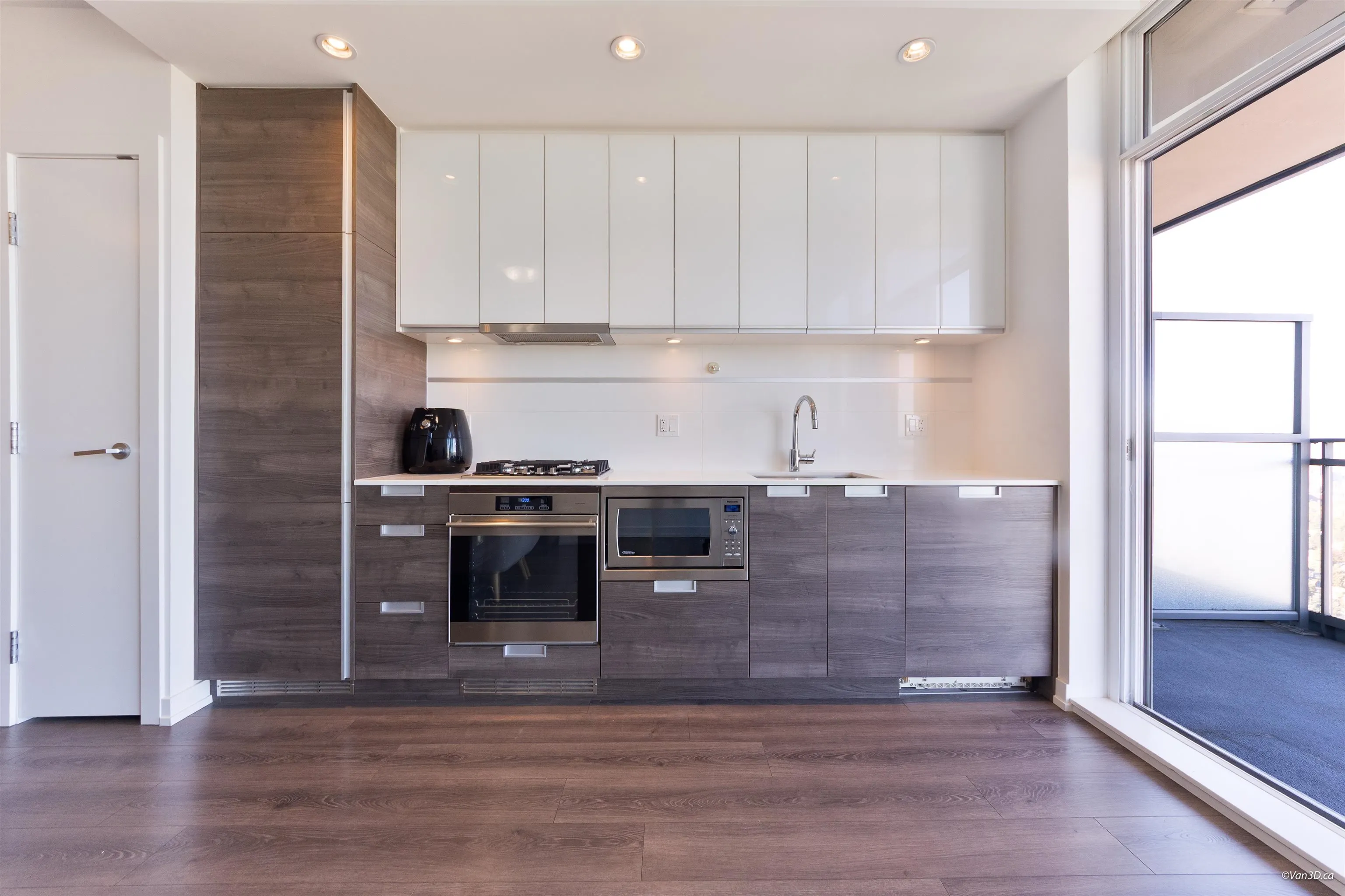 4688 Kingsway #3606