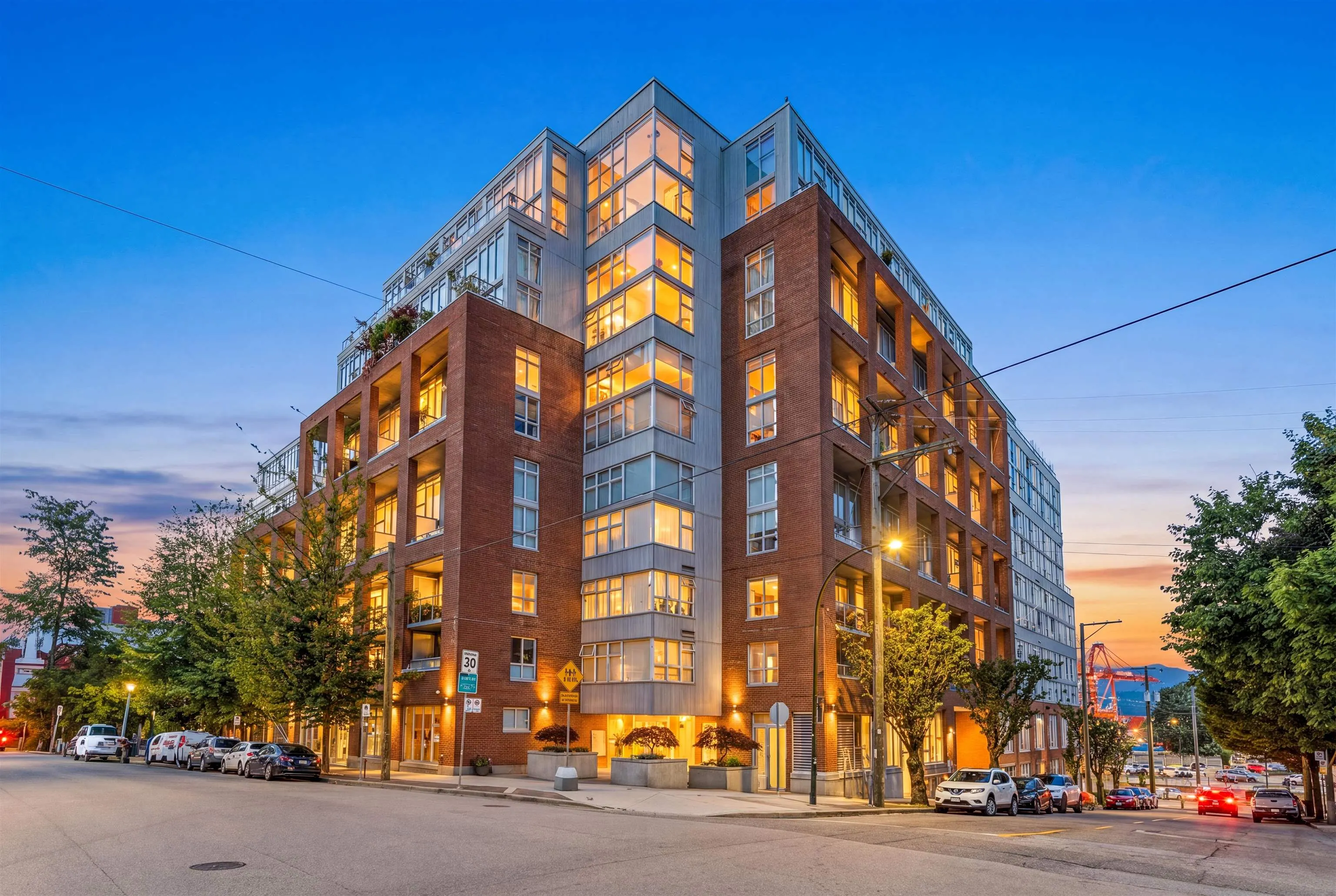 289 Alexander Street #407