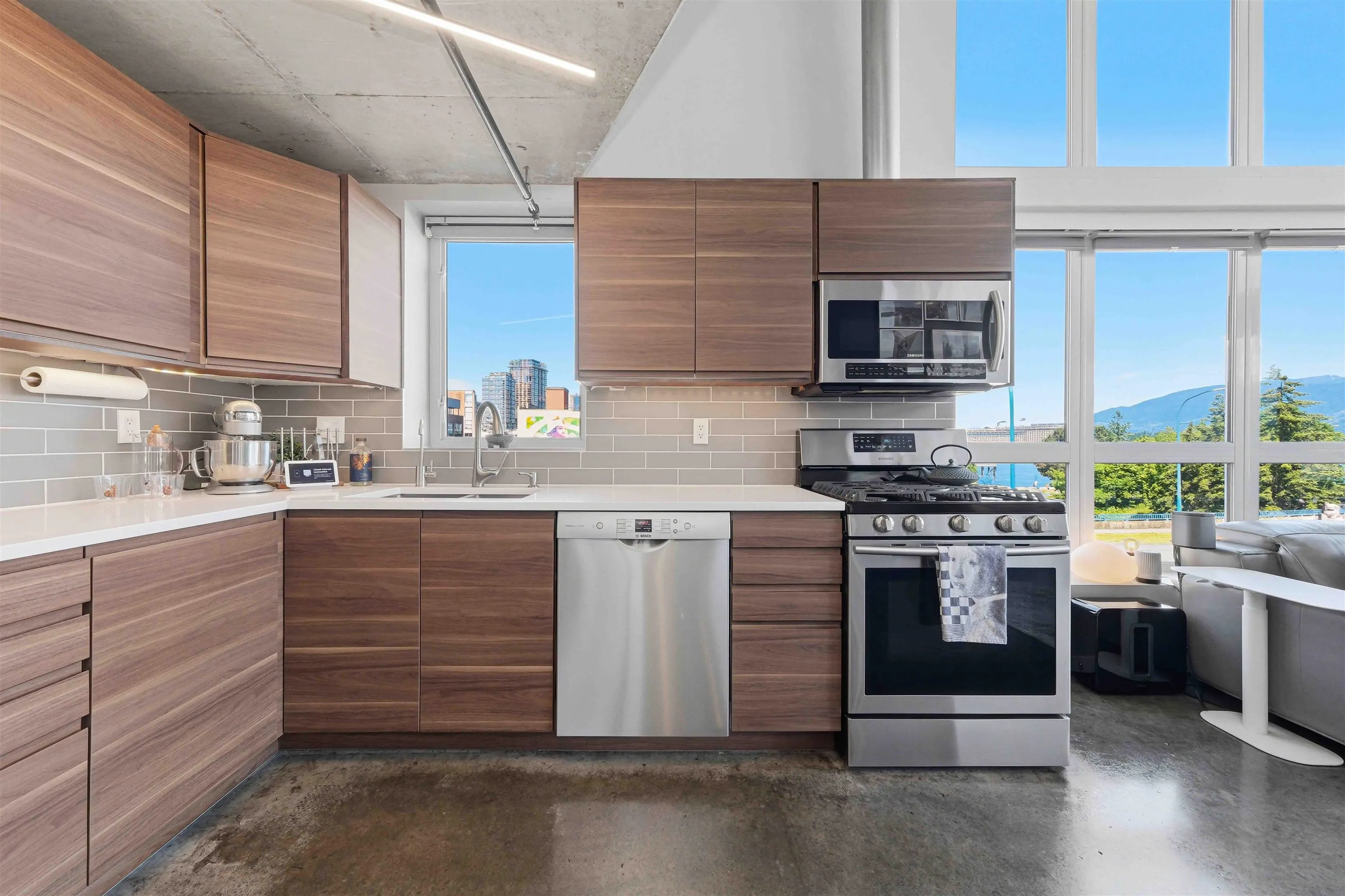 289 Alexander Street #407