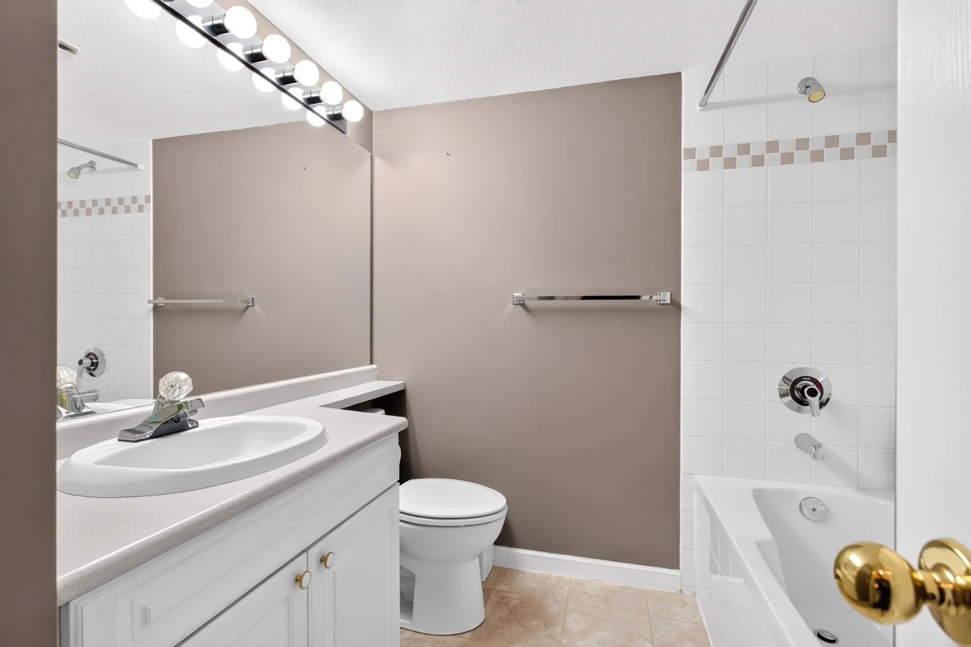 15155 22 Avenue #208